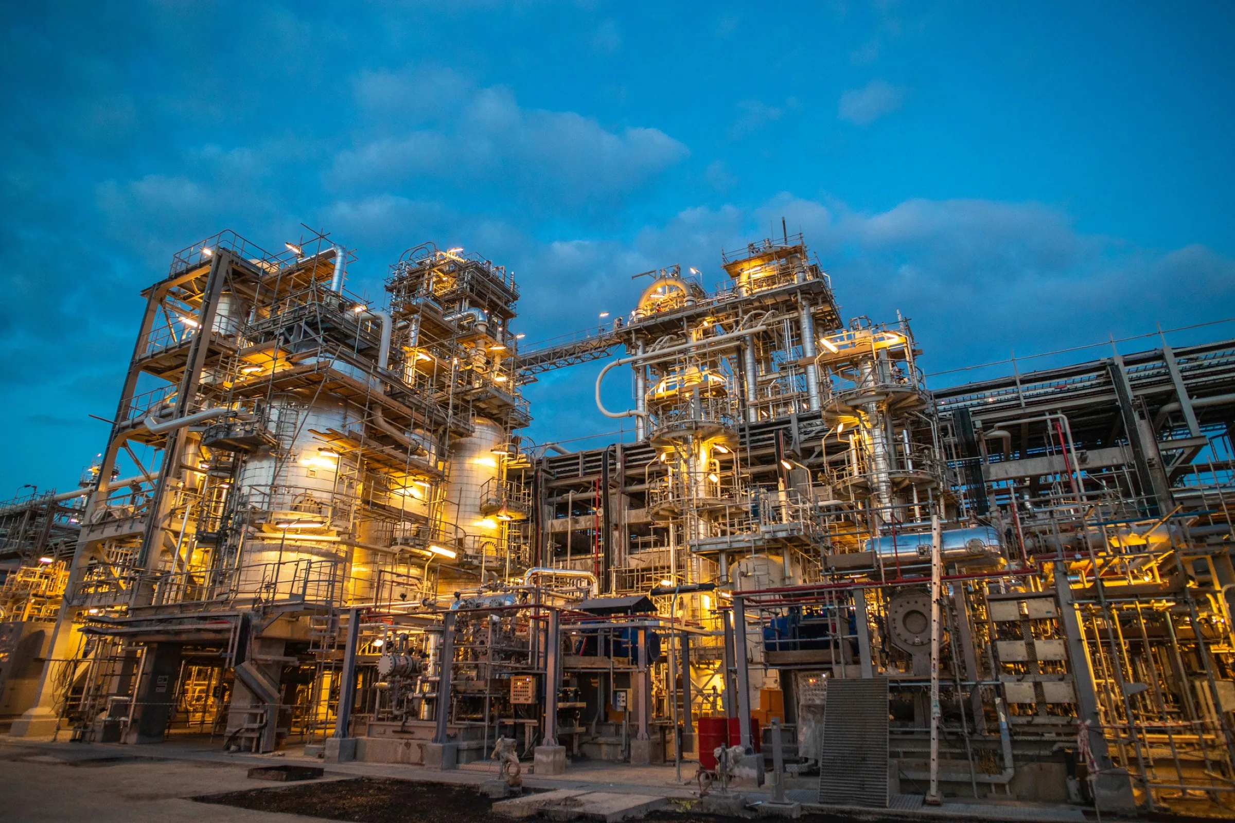 Planta de proceso industrial iluminada al anochecer